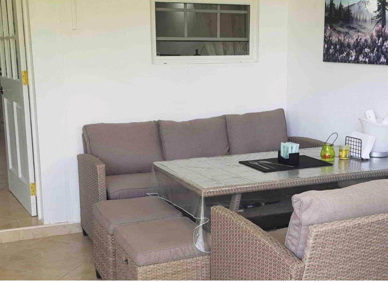 West Coast 1 Bedroom Apartment 66 - Close To Beach Saint James Buitenkant foto
